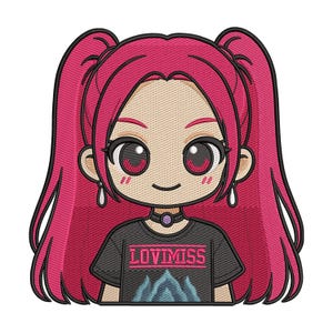 Peut inclure: Un écusson brodé représentant un personnage de dessin animé aux cheveux rose vif en couettes, aux grands yeux sombres et portant un ras-du-cou noir. Le personnage porte un t-shirt noir avec le texte LOVIMISS en rose et un motif de montagne bleu.