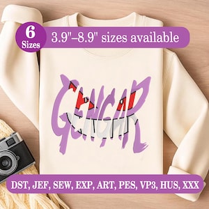 Może przedstawiać: Kremowa bluza z fioletowym graficznym wzorem "GENGAR". Projekt zawiera czerwone i białe akcenty. Tekst "3.9"-8.9" sizes available" znajduje się nad grafiką. Na zdjęciu widoczny jest również tekst "DST, JEF, SEW, EXP, ART, PES, VP3, HUS, XXX".
