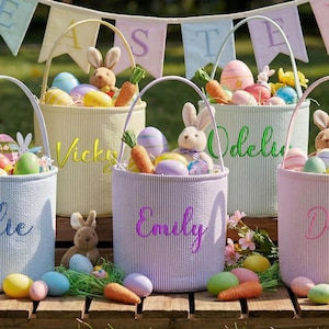 Peut inclure: Une tasse en céramique blanche avec une anse noire et l'inscription "But First, Coffee" en gras noir. La tasse contient un liquide foncé, probablement du café, posée sur une surface claire.