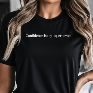 Confidence is my superpower - statement-t-shirt, Geschenke für Weltfrauentag, Ästhetische Mode, personalisierte geschenke für freundin