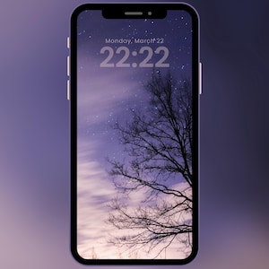 Può includere: Uno smartphone mostra uno sfondo digitale con un cielo stellato e la silhouette di un albero. L'ora, 22:22, e la data, lunedì 22 marzo, sono visibili. Il telefono ha uno sfondo sfumato viola.