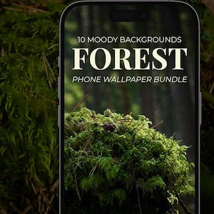 Könnte beinhalten: Ein Smartphone zeigt ein Hintergrundbild-Paket zum Thema Wald. Auf dem Bildschirm steht das Wort "FOREST" in großen weißen Buchstaben, darüber der Text "10 MOODY BACKGROUNDS" und darunter "PHONE WALLPAPER BUNDLE". Der Hintergrund zeigt üppiges grünes Moos.