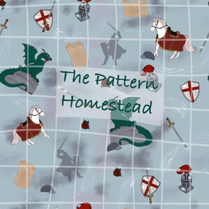 Puede incluir: Una tela azul claro con un patrón repetido de elementos medievales. El diseño incluye dragones, caballeros a caballo, escudos, espadas, cascos y pergaminos. También es visible el texto "The Pattern Homestead".