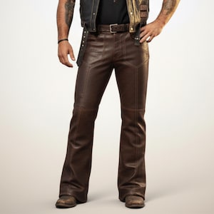 Könnte beinhalten: Braune Lederhose mit ausgestelltem Bein-Design. Die Hose hat eine taillierte Taille mit Gürtel und ein klassisches Fünf-Taschen-Design. Das Leder hat ein strukturiertes Aussehen und sichtbare Nahtdetails. Die Hose ist mittelbraun.