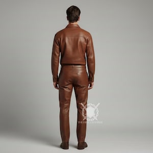 Puede incluir: Un conjunto de chaqueta y pantal&oacute;n de cuero marr&oacute;n. La chaqueta tiene una parte delantera abotonada y los pantalones tienen un dise&ntilde;o cl&aacute;sico de cinco bolsillos. El conjunto est&aacute; hecho de cuero suave y flexible.
