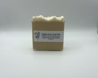 Jabón artesanal de sebo de magnesio con aceite esencial de lavanda, limpieza natural.