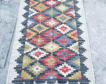 Handwoven Wool Jute Kilim Rug: Traditional Indian Design