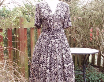 Stylish vintage Midi Tea Dress UK 12 US 10 M&S Pleated skirt Short sleeves. 1990s.
