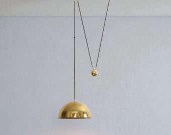 Luminária pendente moderna com contrapeso | Lustre italiano com polias em latão | Luminária de teto em formato de cúpula ajustável de meados do século