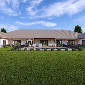 Könnte beinhalten: Außenansicht eines modernen, eingeschossigen Hauses mit hellfarbener Fassade und dunkelgrauem Dach. Das Haus hat mehrere Fenster und Türen, eine Terrasse und ist von einem grünen Rasen unter blauem Himmel umgeben.