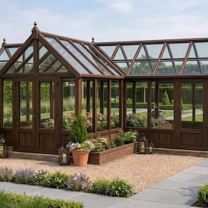 Könnte beinhalten: Ein großes Gewächshaus aus Holz mit Glasscheiben und einem Satteldach. Die Struktur ist braun und verfügt über mehrere Türen und Fenster. Der Innenraum ist mit Pflanzen und Blumen gefüllt, und der Außenbereich hat einen Kiesweg und Topfpflanzen.