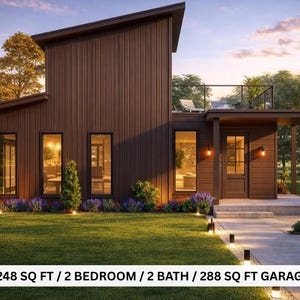 以下が含まれることがあります： 傾斜した屋根とバルコニーのあるモダンな茶色の家。 家には大きな窓とポーチがあります。 下部のテキストは次のとおりです: 1248 SQ FT / 2 ベッドルーム / 2 バスルーム / 288 SQ FT ガレージ.