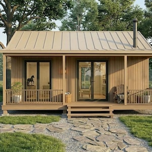 Op de afbeelding: Een kleine houten hut met een lichtbruine buitenkant en een bijpassend metalen dak. De hut heeft een veranda met een balustrade en trappen naar de voordeur. Een stenen pad leidt naar de hut.