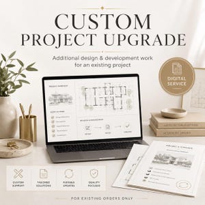 Może przedstawiać: Cyfrowa usługa aktualizacji projektu z laptopem wyświetlającym plany architektoniczne. Grafika zawiera tekst CUSTOM PROJECT UPGRADE, DIGITAL SERVICE oraz PROJECT UPDATE.