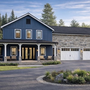 Może przedstawiać: Dwupiętrowy dom z niebieską elewacją i kamienną fasadą. Dom posiada werandę z białymi kolumnami i czarnym dachem. Widoczne są dwie białe bramy garażowe. Do domu prowadzi okrągły podjazd.