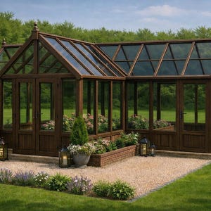 Könnte beinhalten: Ein großes Gewächshaus aus braunem Holz mit Glaspaneelen. Die Struktur verfügt über mehrere Abschnitte, darunter ein zentraler Bereich mit Doppeltüren und Seitenabschnitte. Das Gewächshaus ist von einem Kiesweg, Blumenbeeten und üppigem Grün umgeben.