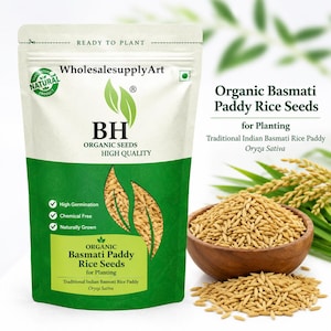 Peut inclure: Un sachet blanc et vert de graines de riz basmati biologique avec le texte WholesalesupplyArt, BH Organic Seeds et High Germination. À côté du sachet se trouve un bol en bois rempli de graines de riz dorées et de grains épars.