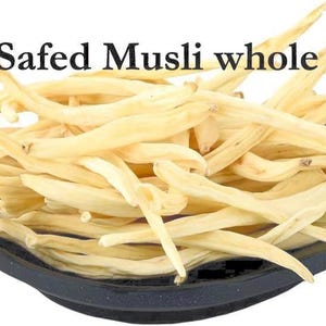 以下が含まれることがあります： 乾燥したSafed Musliの山が、明るいベージュ色で、濃い灰色の正方形の皿に盛られています。「Safed Musli whole lot」というテキストが上に表示されています。