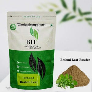 Puede incluir: Un paquete de polvo de hojas de Brahmi con el texto "WholesalesupplyArt" y "BH Organic Seeds High Quality". El paquete es blanco y verde con las palabras "Premium Brahmi Leaf". Un montón de polvo marrón y hojas verdes están al lado.