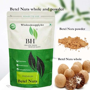 以下が含まれることがあります： ベテルナッツのホールとパウダーの画像。パッケージは白と緑で、「Betel Nuts」と「Organic Seeds」の文字が入っています。茶色のベテルナッツパウダーとホールベテルナッツの山があります。