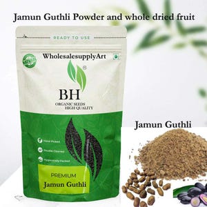 Könnte beinhalten: Eine Packung Premium Jamun Guthli Pulver und ganze getrocknete Früchte. Die Packung ist weiß und grün mit dem Text "Jamun Guthli" und "Organic Seeds High Quality". Ein Haufen braunes Pulver und getrocknete Samen liegen daneben.