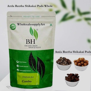 Puede incluir: Una bolsa blanca y verde de "Amla Reetha Shikakai Pods Whole" con el texto "READY TO USE". La bolsa tiene el logotipo "BH ORGANIC SEEDS HIGH QUALITY" y las palabras "PREMIUM Combo". También se muestran tres pequeños cuencos blancos con vainas.