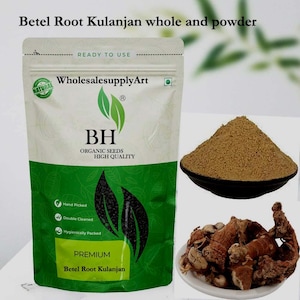 Może przedstawiać: Obraz korzenia betelu Kulanjan, całego i sproszkowanego. Biało-zielony pakiet z tekstem "WholesalesupplyArt" i "BH ORGANIC SEEDS HIGH QUALITY". Stos brązowego proszku w czarnej misce i całe korzenie na białym talerzu.