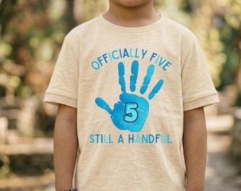 Camiseta de cumpleaños "Oficialmente cinco años, todavía un puñado", camiseta personalizada para niño de 5 años, nombre personalizado en la espalda (5), conjunto de fiesta infantil con huella de mano azul