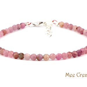 Op de afbeelding: Een delicate armband van roze edelstenen met een zilveren sluiting. De armband is gemaakt van kleine, gefacetteerde kralen en is perfect voor dagelijks gebruik.