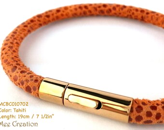 MCBC010702) 5mm Genuine Fish Dot Print Leather Stainless Steel Circular Clasp Bracelet (19cm / 7 1/2")