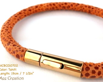 MCBC010702) 5mm Genuine Fish Dot Print Leather Stainless Steel Circular Clasp Bracelet (19cm / 7 1/2")