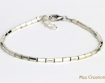 Hematiet wit verzilverde armband, witte verzilverde kralenarmband, slanke armband, fijne sierlijke aangepaste armbandstapel, minimale alleda