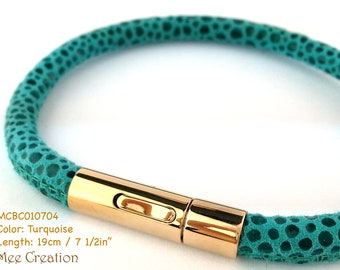 MCBC010704) 5mm Genuine Fish Dot Print Leather Stainless Steel Circular Clasp Bracelet (19cm / 7 1/2")