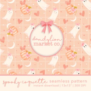 Könnte beinhalten: Ein nahtloses Muster mit Geistern, Kürbissen, Herzen und Monden in Pfirsich- und Rosatönen. Das Design enthält den Text "spooky coquette" und "dandylion market co."