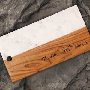 Tagliere in marmo e legno, regalo di nozze, regalo per addio al nubilato o regalo di inaugurazione della casa, tagliere di formaggi personalizzato, tagliere di salumi personalizzato.