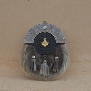 Schottischer handgefertigter brauner Kilt Sporran Masonic Badge für Herren 100% Leder Sporran mit 3 Quaste Kilt Sporran mit Kettengürtel