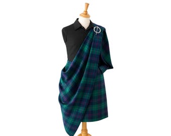 Peut inclure: Un kilt à carreaux verts, bleus et violets drapé sur une chemise noire sur un mannequin. Une broche argentée fixe le kilt. Le kilt est un vêtement écossais traditionnel, souvent porté lors d'occasions formelles.