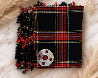 Xale escocês com broche de pedra antiga combinando. Disponível em mais de 54 padrões xadrez.