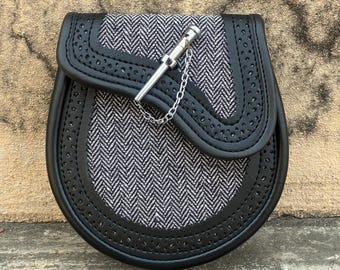 Sporran in tweed grigio scozzese con chiusura a spillo, sporran in pelle nera con catena e cinghie