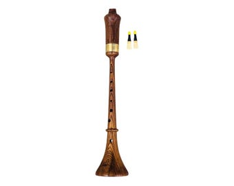 Puede incluir: Una chirimía de madera, un instrumento de viento de lengüeta doble, con campana acampanada y calibre cilíndrico. El instrumento es de color marrón oscuro con una banda de latón y dos cañas. La chirimía es un instrumento tradicional.