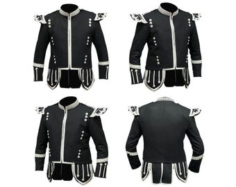 Puede incluir: Chaqueta negra con ribetes blancos y detalles decorativos. La chaqueta presenta un cuello alto, hombreras y botones decorativos. El diseño incluye ribetes blancos en la cremallera, los puños y el dobladillo. Se muestran varias vistas de la chaqueta.