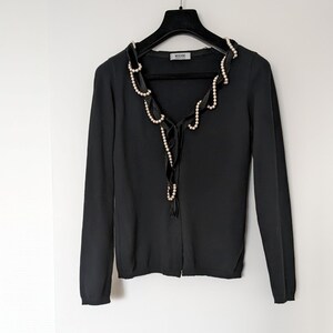 90年代のMOSCHINO「cheapandchic」 - 白い真珠のネックレスと黒いベルベットのネクタイを合わせた黒いカーディガン
