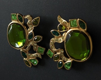 Pendientes de flores vintage YVES SAINT LAURENT de Robert Goossens con cabujones verdes facetados y pedrería