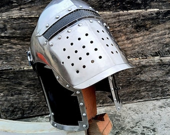 Personalisierter Mittelalterlicher Kreuzritter Helm: Gotische Stahlrüstung, Renaissance Faire Kostüm