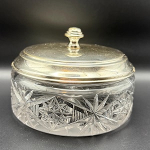 Tarro de tocador de vidrio vintage con tapa plateada / Caja para polvos o baratijas de 8,9 x 12,7 cm