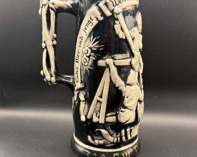 Vintage German Beer Stein – Relief Tavern Scene – “Die Rast” Motto with Saying – Rustic Barware Collectible – 7” Tall