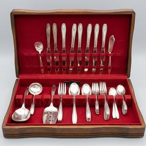 Vintage Harmony House Serenade Silberplatten Besteck Set mit Truhe, 57-teiliges Monogramm M Silberbesteck, Wallace Silber 1940er Jahre Mid Century