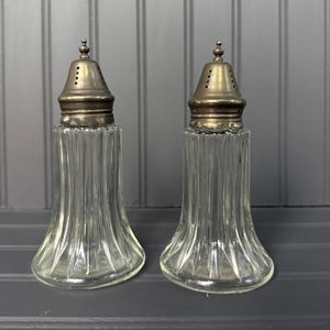 Vintage Ribbed Glass Salt and Pepper Shakers with Brass Tops – Starburst Base, Mid-Century Tableware