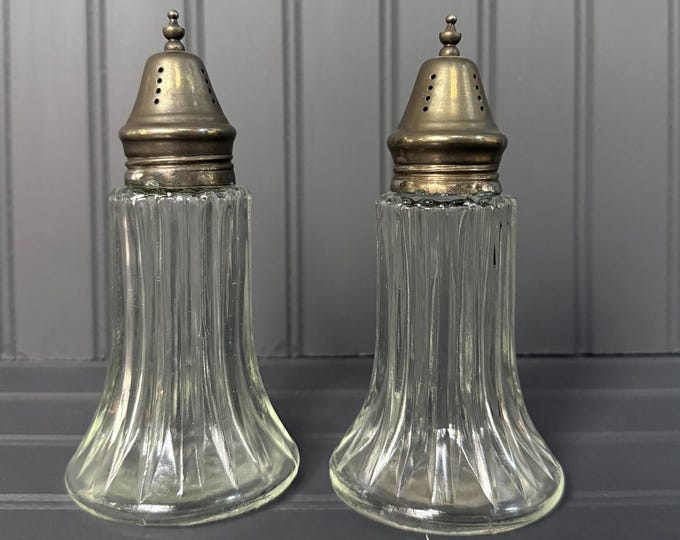 Vintage Ribbed Glass Salt and Pepper Shakers with Brass Tops – Starburst Base, Mid-Century Tableware
