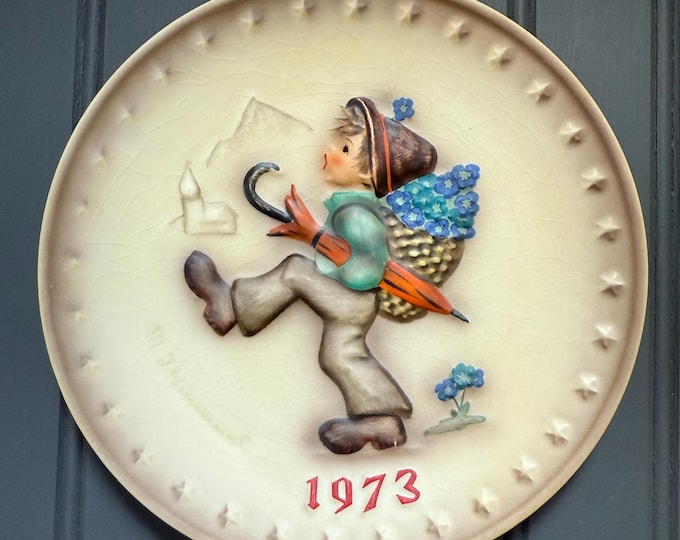 1973 M.I. Hummel Annual Plate – “Boy with Umbrella & Flowers” – Goebel West Germany – Hum 266